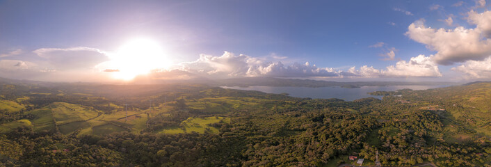 Foto panor&aacute;mica de atardecer en parque e&oacute;lico de Tilar&aacute;n y lago Arenal