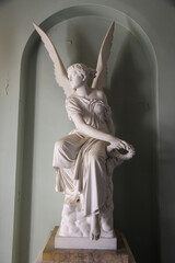 Obraz premium statue of the angel with a cross