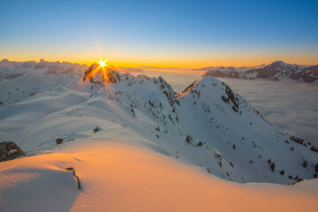 Sonnenuntergang im Winter in den Alpen