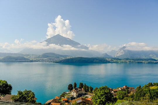 Spiez, Thunersee, Niesen, Faulensee, Gunten, Sigriswil, Seeufer, Morgennebel, Wolken, Alpen, Schweizer Berge, Wassersport, Wanderweg, Berner Oberland, Sommer, Schweiz