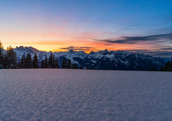 Sonnenuntergang im Winter in den Alpen