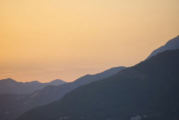 Obraz premium Evening mountain range view at golden hour