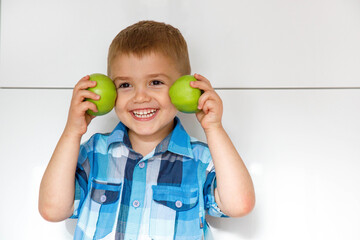 Jabłka, przedszkolak, owoce, zdrowie - obrazy, fototapety, plakaty