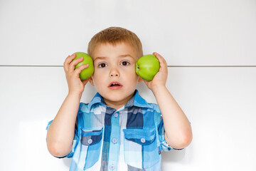 Chłopiec jabłka, zielone jabłka, zdrowe jedzenie, dieta przedszkolaka, zdrowie, żywienie dzieci - obrazy, fototapety, plakaty