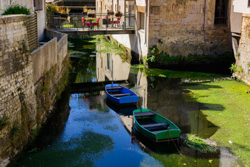 Barche di legno in un canale fiancheggiato da case (Bayeux, Normandia, Francia)