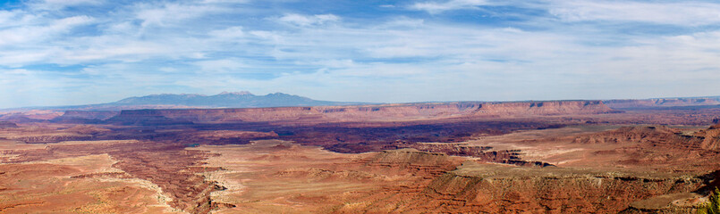 Fototapeta na wymiar Panoramic view of the vast open red rock spaces of canyons viewed from Canyonlands National Park, UT, USA