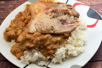 Dry beans with pork chop and white rice (seco de frejoles)