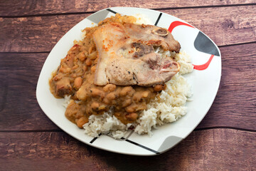 Dry beans with pork chop and white rice (seco de frejoles)