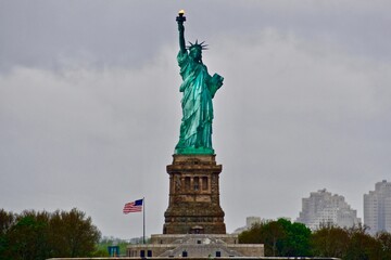 Fototapeta premium statue of liberty in the rain