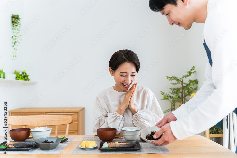 Wall mural ごはんを準備する日本人男性