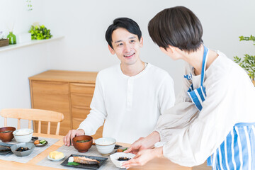 食事を準備する日本人女性