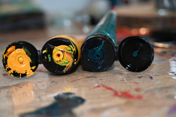 deux tube de peinture acrylique dans un atelier de peintre