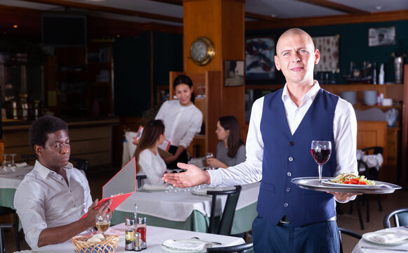 Busboy Bilder – Durchsuchen 6,079 Archivfotos, Vektorgrafiken und ...