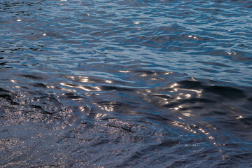 穏やかに波打つ青い水面
