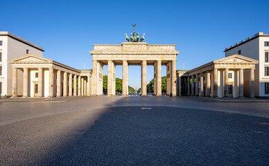 Fototapeta premium The famous Brandenburg Gate in Berlin early in the morning with no people