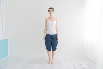 ストレッチ・体操をする女性 