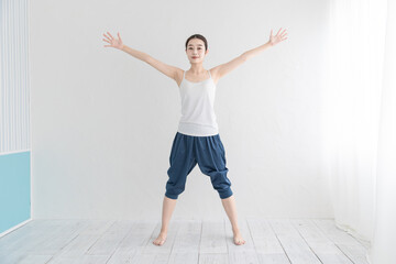 ストレッチ・体操をする女性 