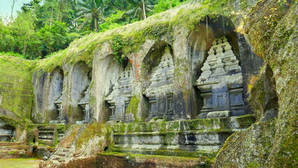 sehr alte Steintempel in Gunung Kawi Tampaksiring in Bali direkt in den Fels gemeißelt mit...
