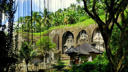 sehr alte Steintempel in Gunung Kawi Tampaksiring in Bali direkt in den Fels gemeißelt mit...