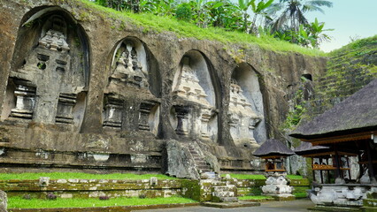 sehr alte Steintempel in Gunung Kawi Tampaksiring in Bali direkt in den Fels gemeißelt mit...