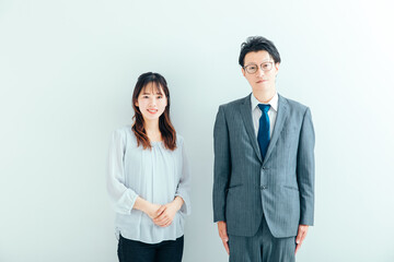 スーツを着た男女　man and woman