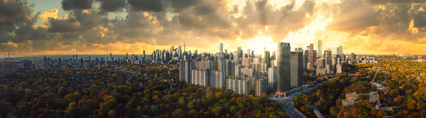 Obraz premium Downtown Toronto Panorama sunset with golden hour glow 