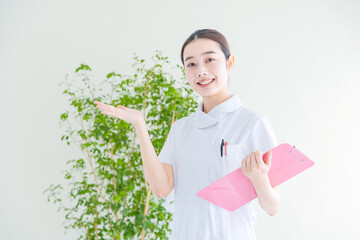 案内する白衣の女性 