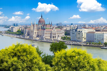 Naklejka premium Hungary, panoramic view of the Parliament and Budapest city skyline of historic center.