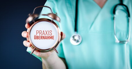 Praxisübernahme. Arzt zeigt Wecker/Uhr mit Text. Hintergrund blau.