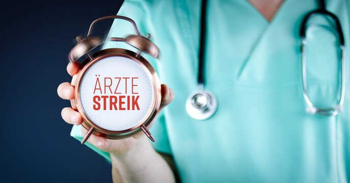 &Auml;rztestreik. Arzt zeigt Wecker/Uhr mit Text. Hintergrund blau.