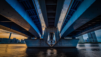 夕日を浴びる橋