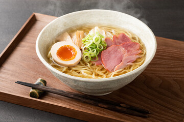 ほんわか湯気の立つ、熱々の塩ラーメン