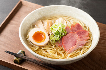 ほんわか湯気の立つ、熱々の塩ラーメン