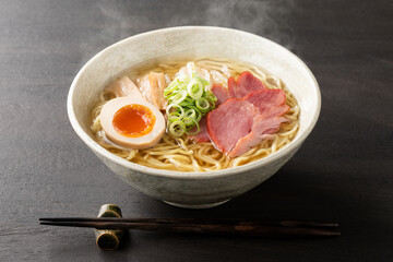 ほんわか湯気の立つ、熱々の塩ラーメン