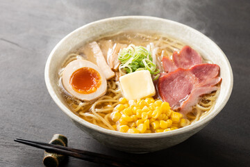 ほんわか湯気の立つ、熱々の塩バターラーメン