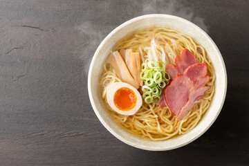 ほんわか湯気の立つ、熱々の塩ラーメン
