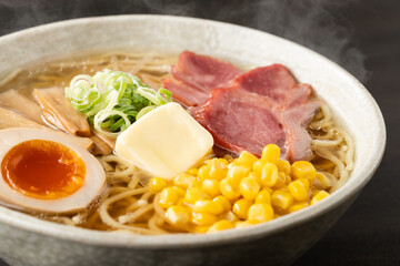 ほんわか湯気の立つ、熱々の塩バターラーメン