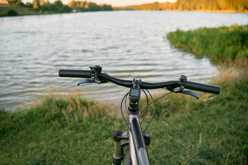 Fototapeta na wymiar Bicycle on the shore of the lake. concept of travel and outdoor activities at the summer.