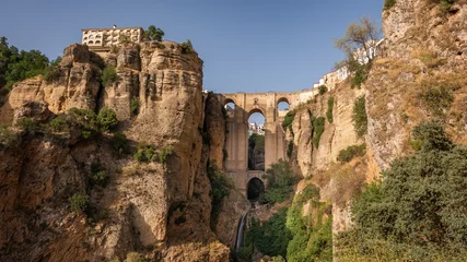 Foto op Plexiglas Ronda Puente Nuevo Uitzicht op de stad Ronda, provincie Malaga, Andalusië, Spanje. De Puente Nuevo &quot Nieuwe Brug&quot  verbindt de twee kanten van de stad door de Guadalevín-rivierkloof over te steken, ook wel bekend als de El Tajo-kloof.
