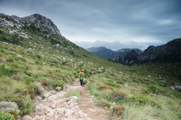 escursionista ascendiendo el comellar del Prat. Escorca, sierra de tramuntana, Mallorca. Islas Baleares. Spain.