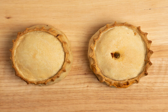 Empanadas de Mallorca (panades), t&iacute;pica masa de harina rellena de carne o carne y guisantes con sobrasada y manteca.

