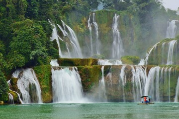 中国とベトナムにまたがるアジア最大の滝　徳天瀑布 / バンゾック滝 