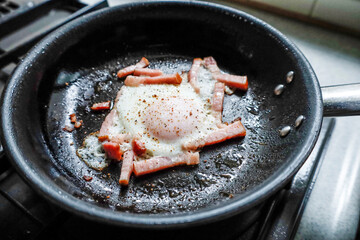 おいしそうに焼けたベーコンエッグ