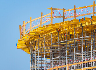 Building crane and building under construction