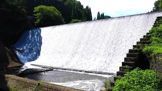 夏の白水溜池堰堤（白水ダム）ズームアウト　大分県竹田市　Hakusui Dam in Summer. 
zoom out. Ooita-ken Takeda city.　