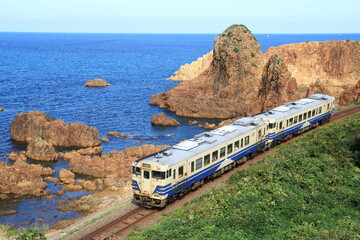五能線を走るローカル列車キハ40系　