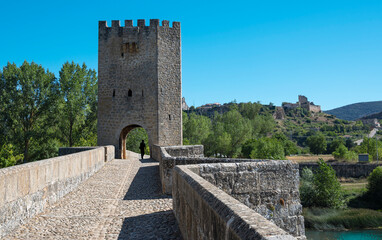Fototapeta na wymiar Puente medieval sobre el río Ebro de origen romano con torre fortificada del siglo XV en la villa de Frías, provincia de Burgos, España