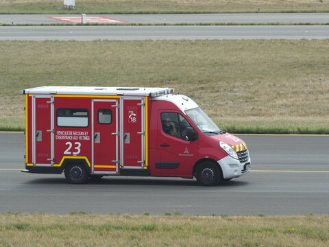 Une ambulance sur le tarmac de l'aeroport de Roissy Charles de Gaule en France