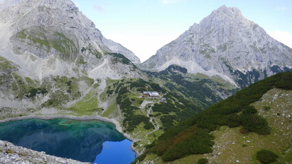Fototapeta na wymiar Drachenkopf, Drachensee, Coburger Hütte und Sonnenspitze