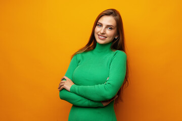 Obraz premium Pretty young woman smiling over yellow isolated background